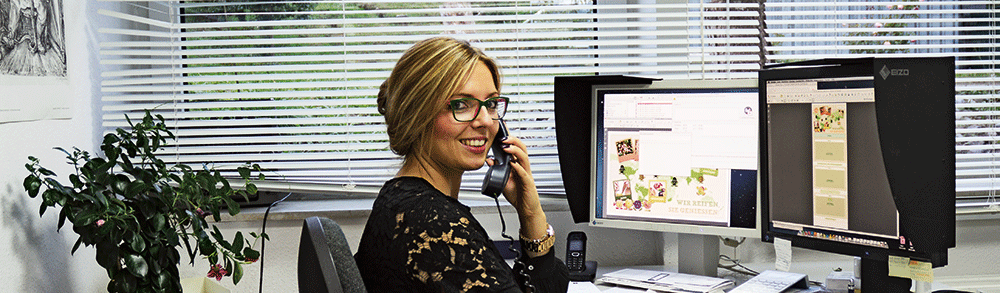 Sarah-Kim Brandt, Geschäftsführerin und Leiterin der Druckvorstufe der innovativen Druckerei Brandt bei der Arbeit