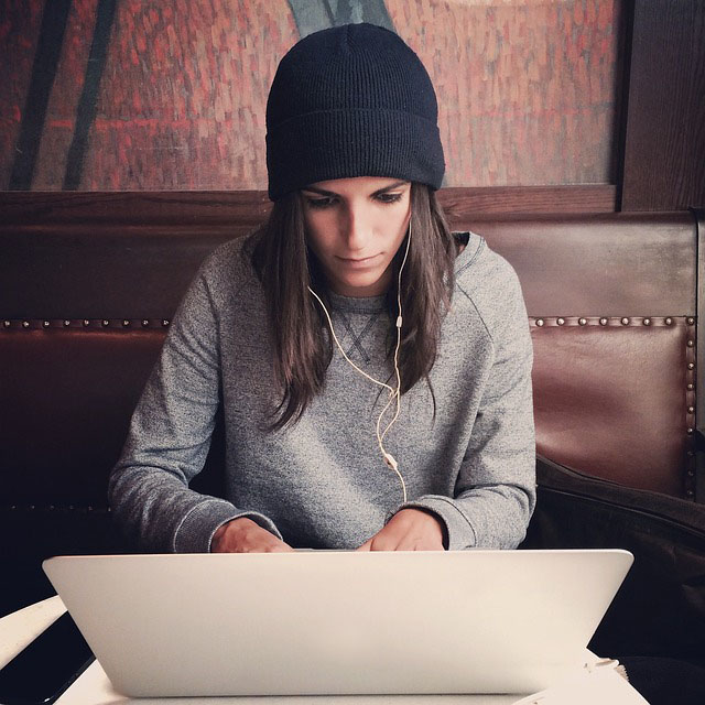 Frau vor Laptop