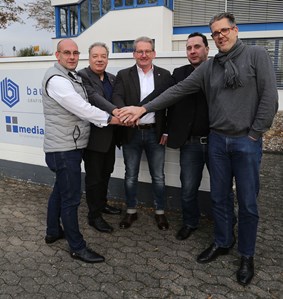 V.l.n.r.: Peter Renz, Elmar Gaschet, Jürgen Lüke, Jens Lewald und Christian Eggers beim Shake-Hands – mit einem Handschlag wurde die offizielle Partnerschaft besiegelt